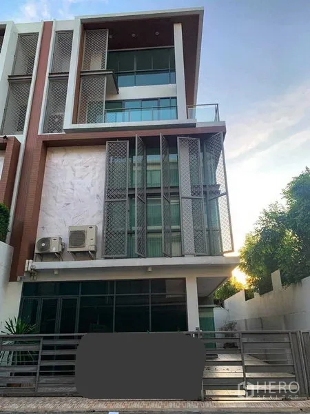联排别墅 出租或出售在Yan Nawa, Bangkok - 现代多层联排别墅外立面，落地窗、阳台与带门围栏车库。