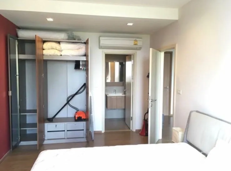 公寓 for rent or sale in Watthana, Bangkok - 卧室内开放式衣柜，可见浴室入口一角。