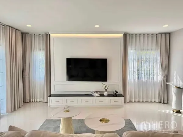 บ้าน ให้เช่าหรือขายในBang Phli, Samut Prakan - มุมนั่งเล่นทีวีติดผนัง ตู้บิวท์อินยาว และหน้าต่างบานใหญ่พร้อมม่านโปร่ง