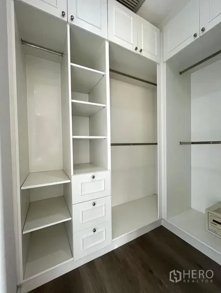 Condominium for rent in Bangkok - Built-in white walk-in wardrobe with drawers, shelves and hanging space.