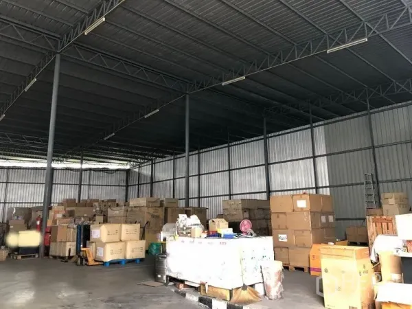 คลังสินค้า ให้เช่าในPak Kret, Nonthaburi - พื้นที่จัดเก็บแบบโอเพ่น หลังคาเมทัลชีทสูง พร้อมสินค้าบนพาเลท
