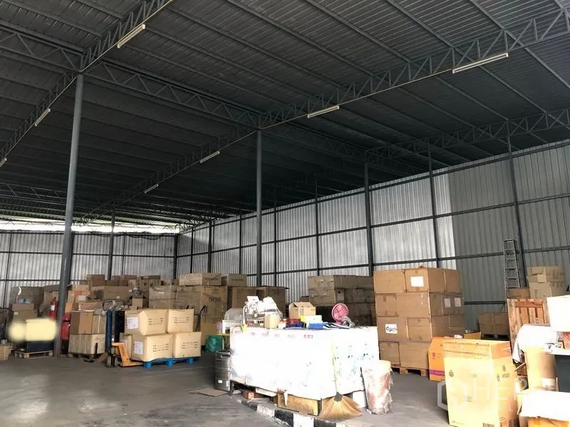 คลังสินค้า ให้เช่าในPak Kret, Nonthaburi - พื้นที่จัดเก็บแบบโอเพ่น หลังคาเมทัลชีทสูง พร้อมสินค้าบนพาเลท