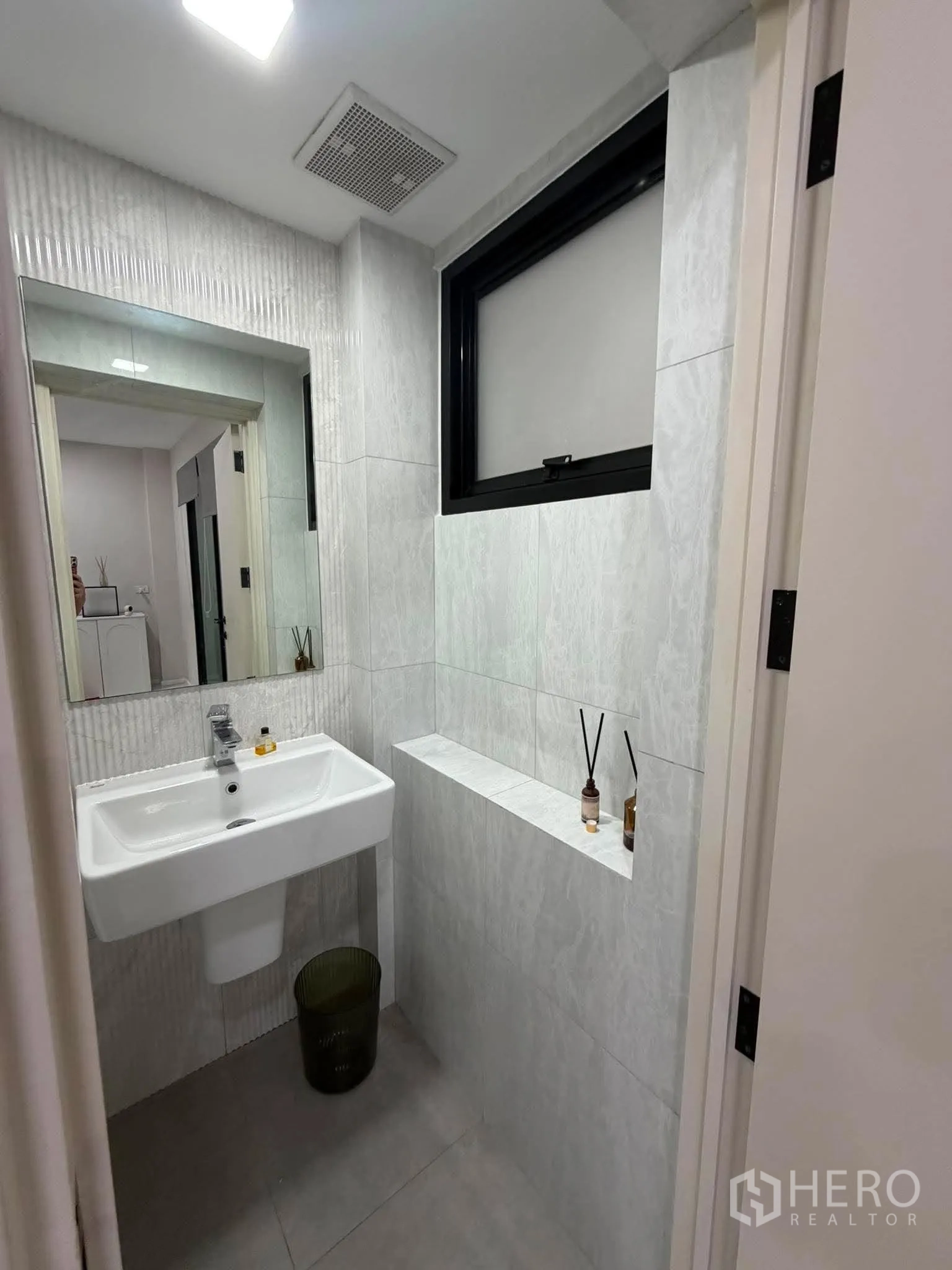家庭办公室 for rent in Phra Khanong, Bangkok - 紧凑浴室，带壁挂式洗手盆、镜子和窗户。