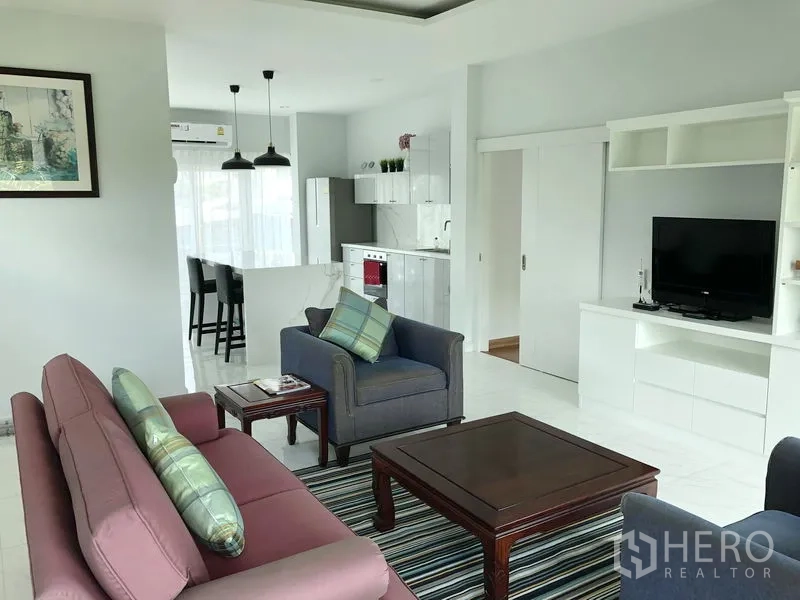 บ้าน ให้เช่าหรือขายในHuai Khwang, Bangkok - ห้องนั่งเล่นอบอุ่น พร้อมชั้นทีวีและหน้าต่างบานใหญ่ ติดกับครัว