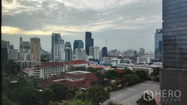 公寓 出租在Watthana, Bangkok - 高楼视角的阿索克城区天际线与学校绿地景观