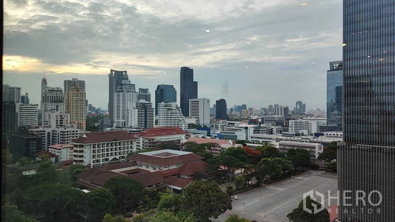 公寓 出租在Watthana, Bangkok - 高楼视角的阿索克城区天际线与学校绿地景观