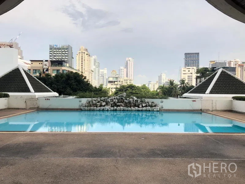 คอนโด ให้เช่าในWatthana, Bangkok - สระว่ายน้ำกลางแจ้ง วิวสกายไลน์กรุงเทพฯ และลานพักผ่อนริมสระ