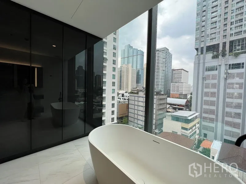คอนโด ให้เช่าในBang Rak, Bangkok - อ่างอาบน้ำลอยตัวริมหน้าต่าง พร้อมวิวตึกสูง