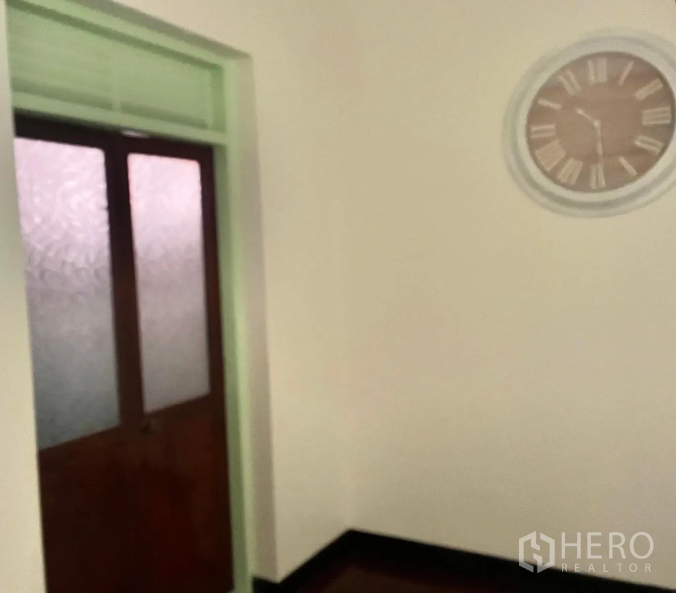 店屋 for rent in Bang Rak, Bangkok - 走廊带磨砂玻璃门和挂钟。