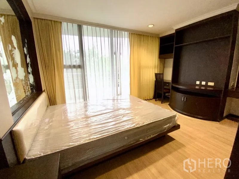 คอนโด ให้เช่าหรือขายในWatthana, Bangkok - ห้องนอนรองมีหน้าต่างบานใหญ่ โต๊ะทำงานบิวท์อิน และที่นอนใหม่