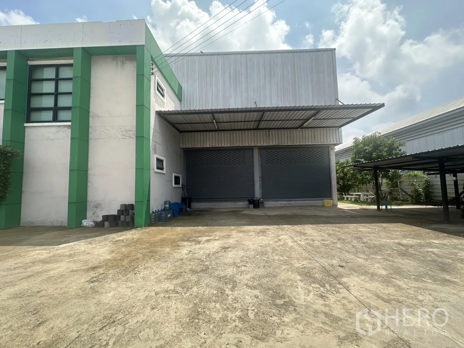 货栈 出售在Bang Len, Nakhon Pathom - 仓库正面，两扇大型卷闸门，金属雨棚覆盖
