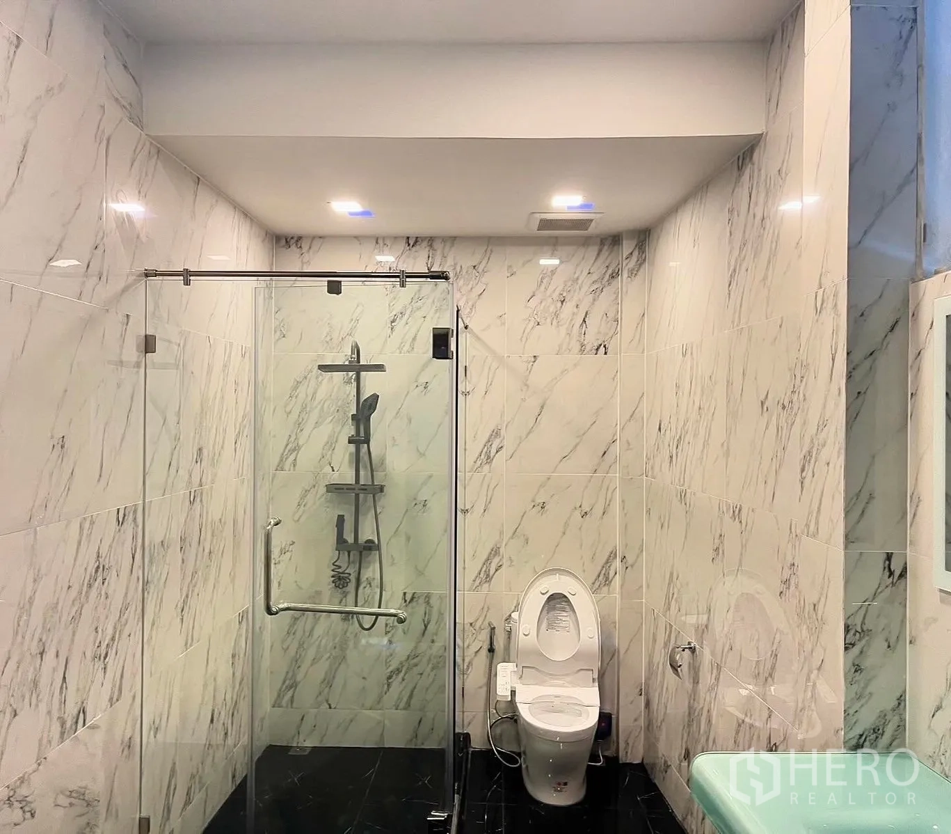 店屋 for rent in Bang Rak, Bangkok - 宽敞大理石浴室，玻璃淋浴房与坐便器。