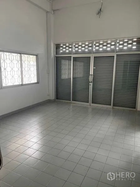 Warehouse for rent in Mueang Samut Sakhon, Samut Sakhon - Office or showroom space with tiled flooring, sliding glass doors and window grilles.