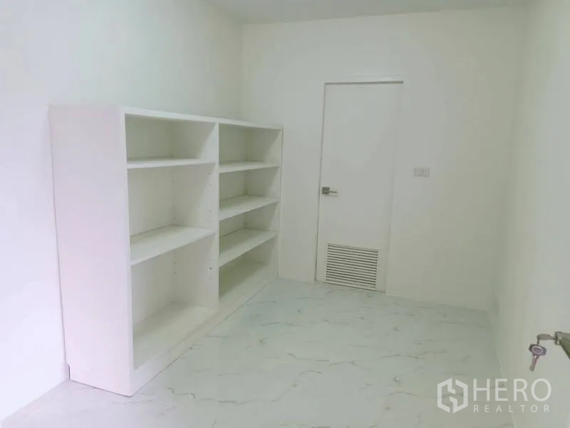 คอนโด for ในWatthana, Bangkok - ห้องเก็บของชั้นวางสีขาวและพื้นลายหินอ่อน