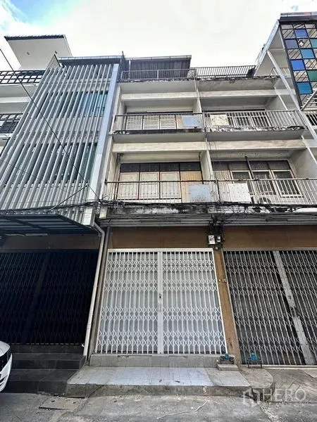 อาคารพาณิชย์ ให้เช่าในKhlong Toei, Bangkok - อาคารพาณิชย์หลายชั้นริมซอย มีระเบียงและประตูเหล็กด้านหน้า