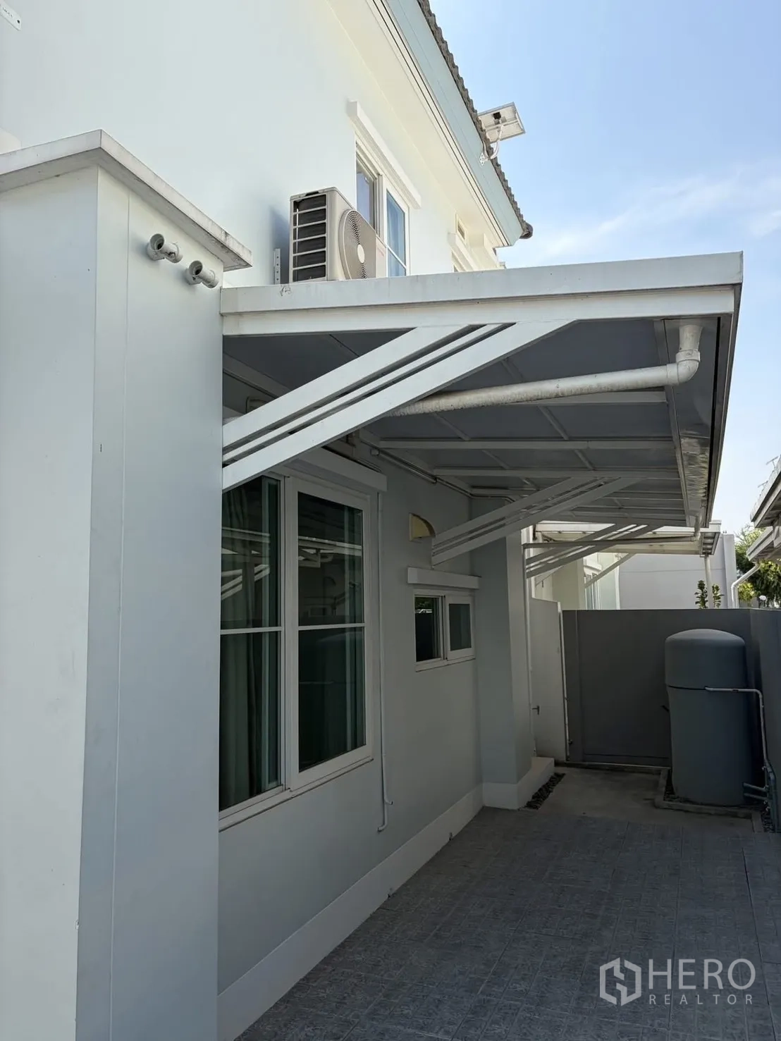 半独立式住宅 for rent in Prawet, Bangkok - 带遮阳棚的侧院平台，窗户与户外杂物区。