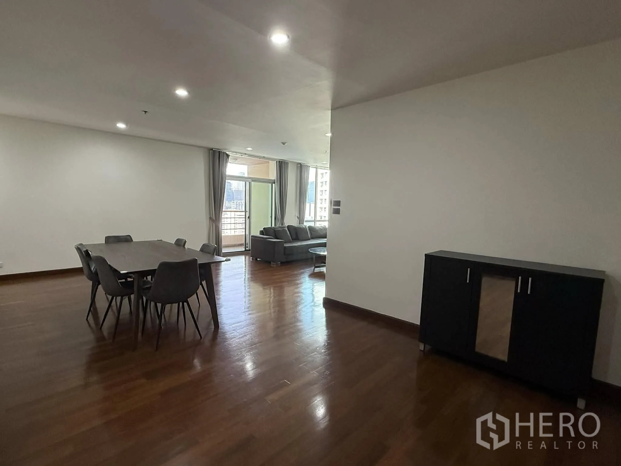 Condominium for rent in Pathum Wan, Bangkok - Wide dining space with sideboard and access to the living room and balcony.