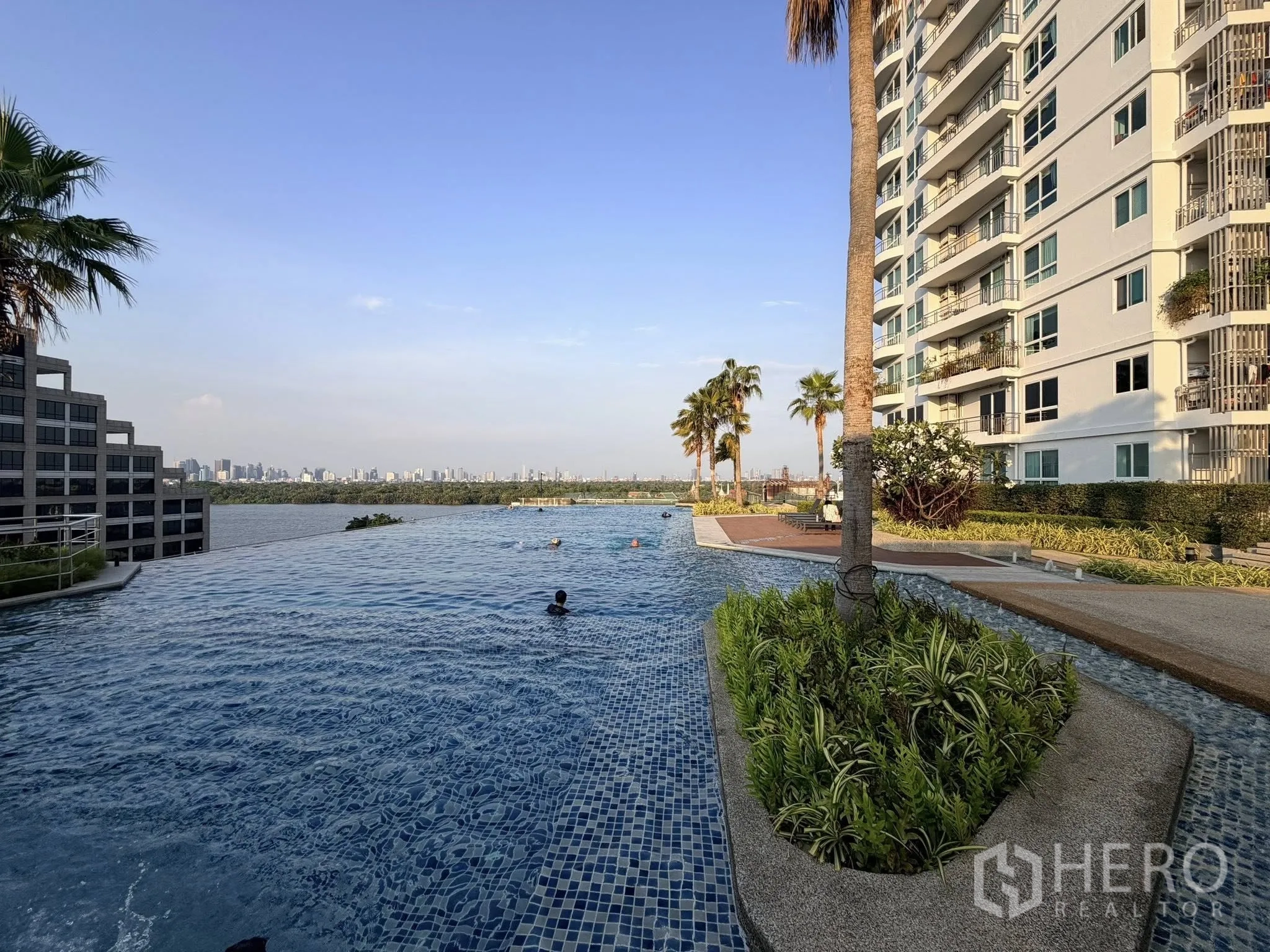 家庭办公室 for rent or sale in Yan Nawa, Bangkok - 无边际泳池临河并望城市天际线，周围园林绿化。