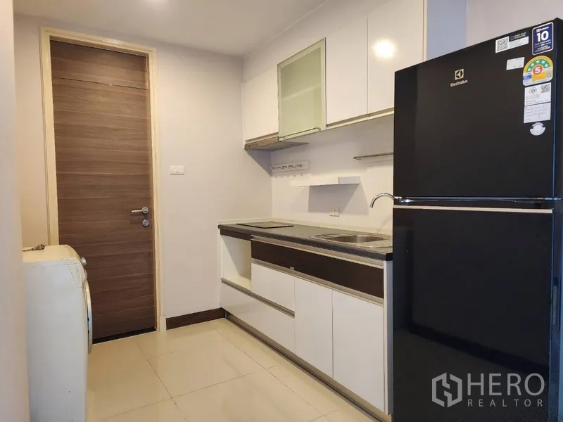 公寓 出租在Yan Nawa, Bangkok - 独立厨房，白色橱柜、电磁炉、水槽与大冰箱