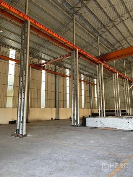 โรงงาน ขายในBan Phaeo, Samut Sakhon - ภายในโกดังเพดานสูง เสาเหล็ก และรางเครนโอเวอร์เฮด