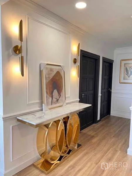 Condominium for rent or sale in Khlong Toei, Bangkok - Stylish entry hall with marble-top console, gold accents and wall sconces