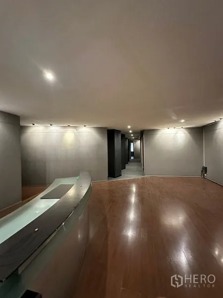 办公空间 出租在Watthana, Bangkok - 沿窗长条办公区，内置柜体与充足采光