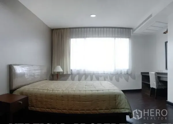公寓 出租在Watthana, Bangkok - 卧室带大窗与书桌，浅色装饰