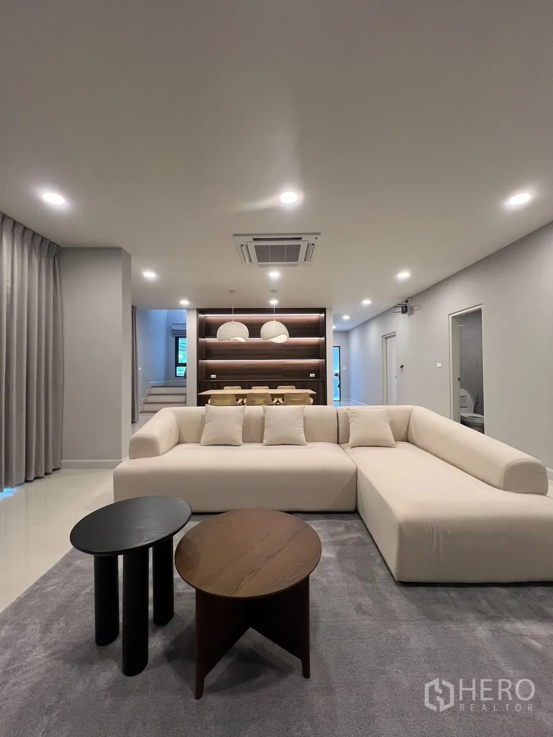 บ้าน ให้เช่าในBang Phli, Samut Prakan - โถงรับแขกเชื่อมพื้นที่ทานอาหาร พร้อมชั้นบิลท์อินและโคมไฟแขวน