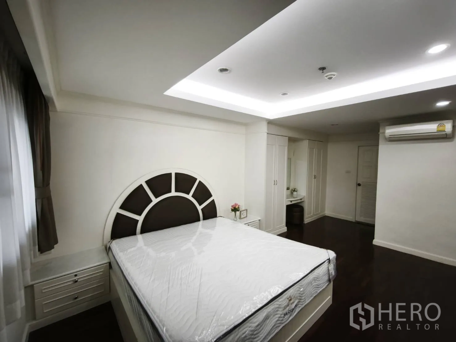 คอนโด for rent in Watthana, Bangkok - ห้องนอนขนาดใหญ่พร้อมตู้เสื้อผ้า โต๊ะเครื่องแป้ง แอร์ และหน้าต่างใหญ่พร้อมผ้าม่าน