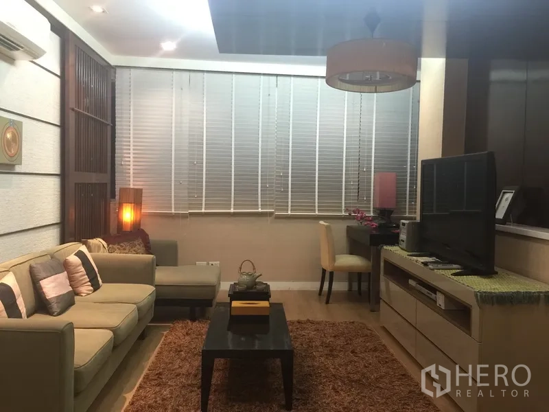 คอนโด ให้เช่าหรือขายในSathon, Bangkok - ห้องนั่งเล่นสไตล์โมเดิร์น โซฟารูปตัวแอล ตู้วางทีวี มุมทำงาน และหน้าต่างบานใหญ่พร้อมมู่ลี่