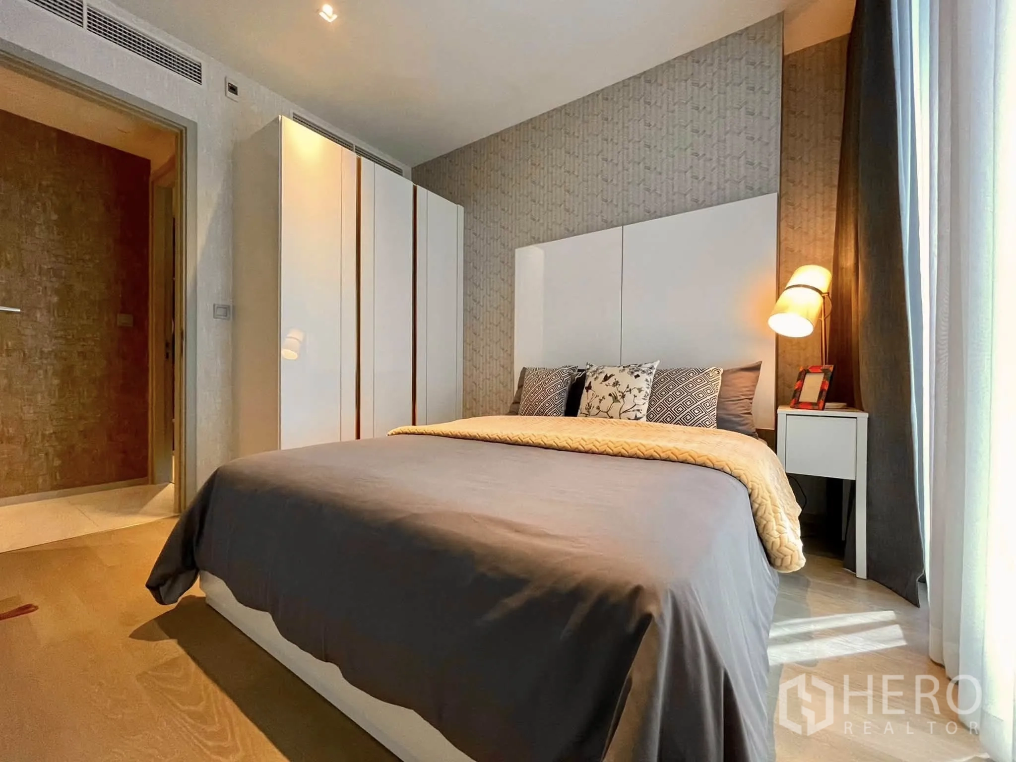 公寓 for rent in Bang Rak, Bangkok - 采光充足的卧室，床、床头柜和高衣柜。