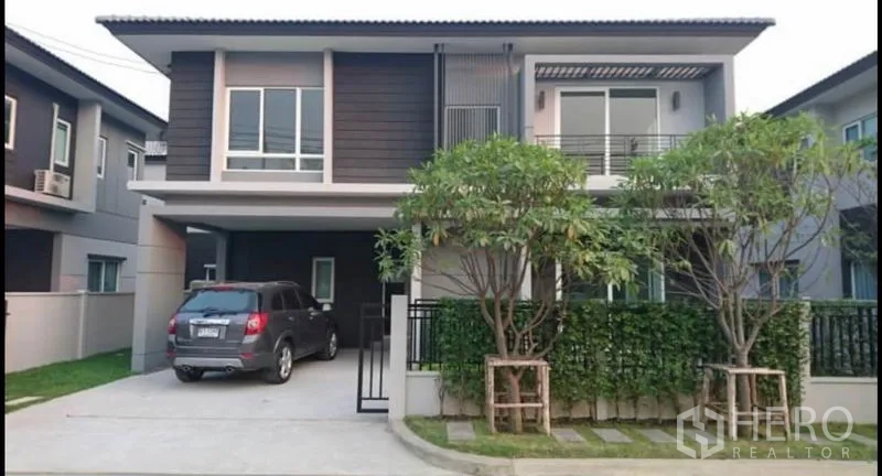Detached House for sale in Bang Yai, Nonthaburi - Modern two-storey detached house with carport, balcony and front trees in Bang Yai