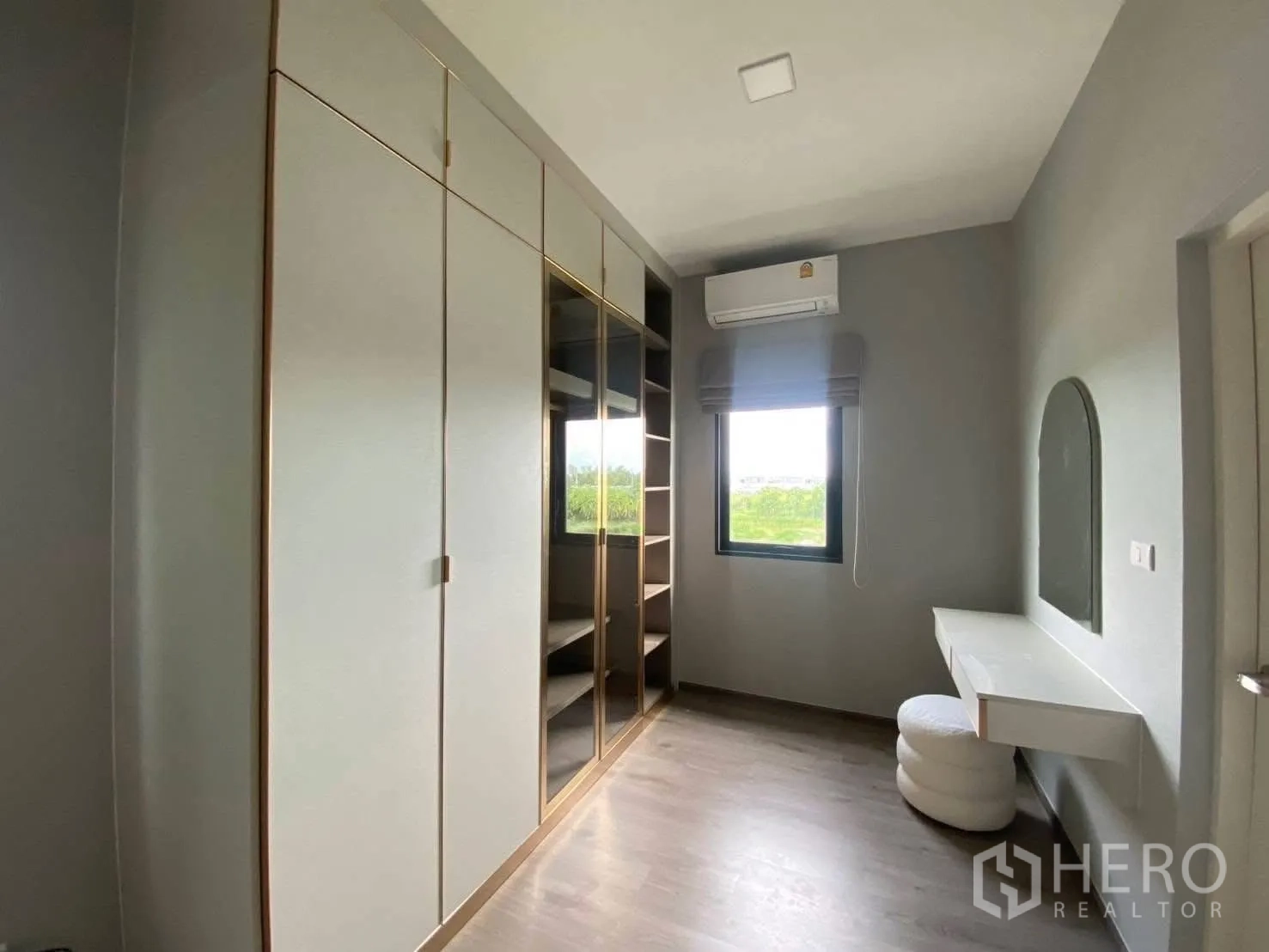 บ้าน for rent in Bang Phli, Samut Prakan - ห้องแต่งตัวตู้บิลต์อินพร้อมชั้นวาง โต๊ะเครื่องแป้ง และแอร์