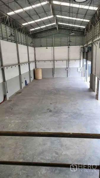 คลังสินค้า ให้เช่าในSaphan Sung, Bangkok - พื้นโกดังโล่งมองจากชั้นลอย พร้อมประตูม้วนโหลดสินค้า