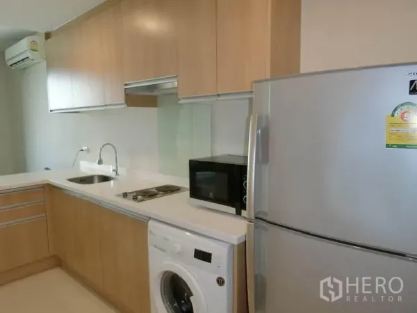 公寓 出租在Ratchathewi, Bangkok - 紧凑厨房，配冰箱、微波炉、洗衣机与上方储物柜