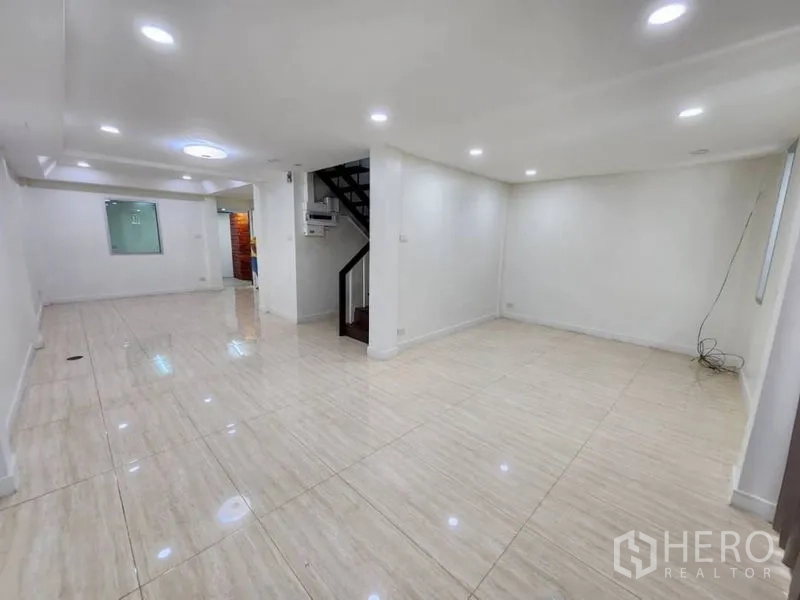 带办公室的家 出租在Khlong Toei, Bangkok - 宽敞开放空间，抛光地砖与多点天花灯，楼梯通往楼上。