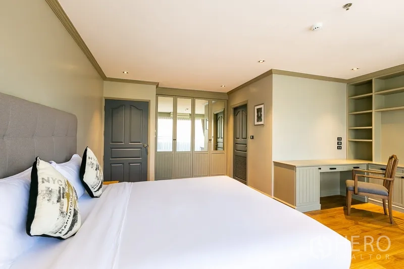 Apartment for rent in Khlong Toei, Bangkok - Bedroom view showing built-in shelving, writing desk and ample closet space.