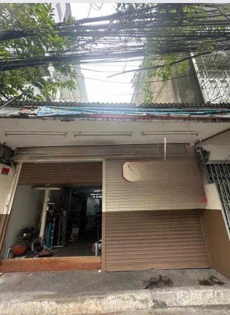 พื้นที่ขายปลีก ให้เช่าในWatthana, Bangkok - หน้าร้านชั้นล่างพร้อมประตูม้วนโลหะและทางเท้า ย่านพระโขนง