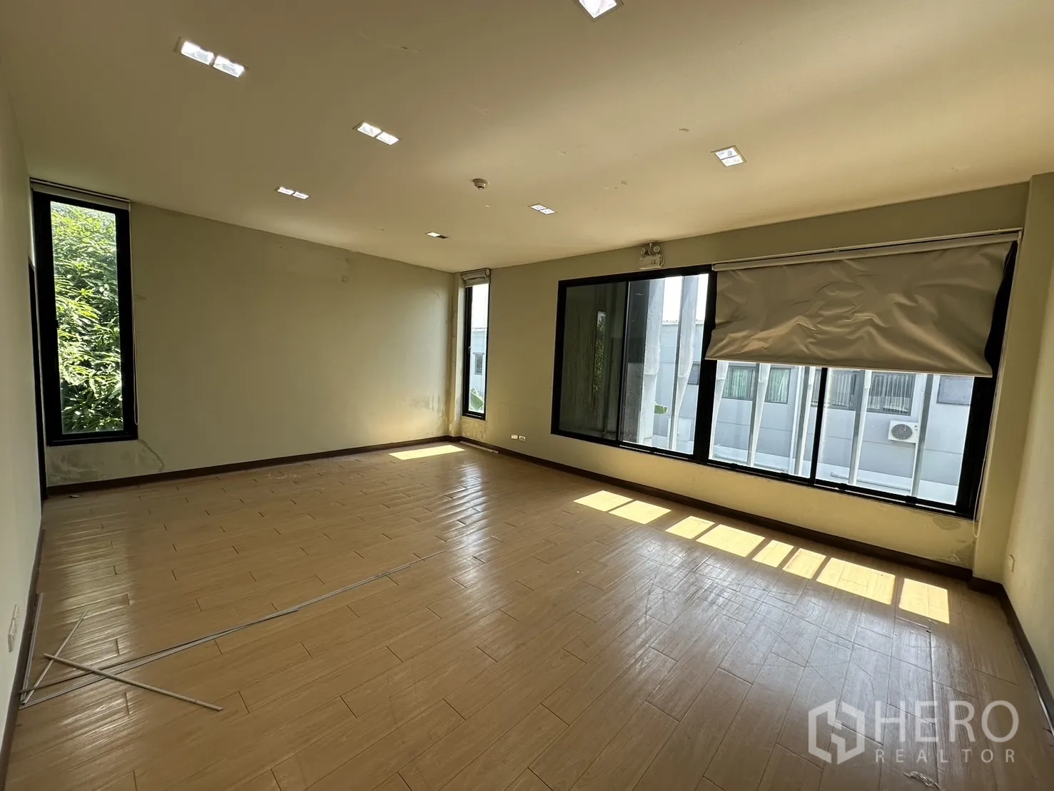 带办公室的家 出租在Prawet, Bangkok - 大房间，长窗配部分放下的卷帘。