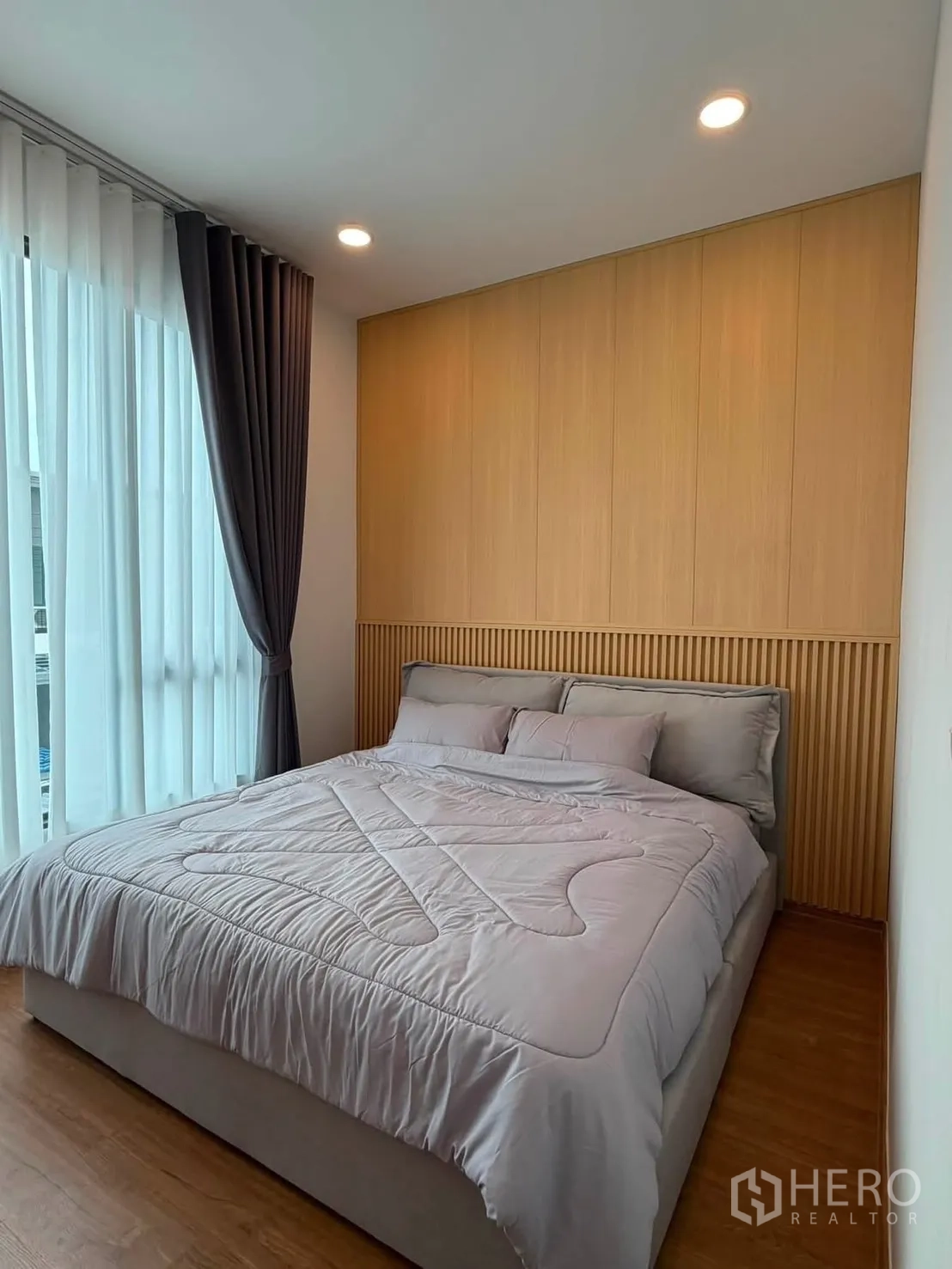 ทาวน์เฮาส์ for rent in Bang Phli, Samut Prakan - ห้องนอนผนังหัวเตียงลายไม้ พร้อมม่านโปร่งรับแสงธรรมชาติ