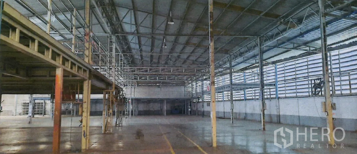 工厂 出租在Yan Nawa, Bangkok - 长型生产区，钢柱与标示清楚的叉车通道
