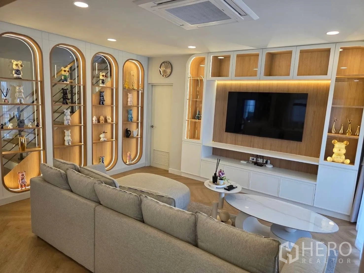 独栋房屋 for rent or sale in Bang Phli, Samut Prakan - 客厅内置背光展示柜与电视柜。