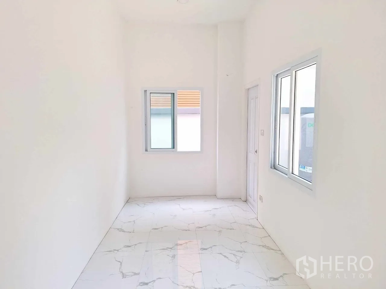 办公空间 出售在Bueng Kum, Bangkok - 小型办公室或员工休息室，大理石纹地面与窗户。