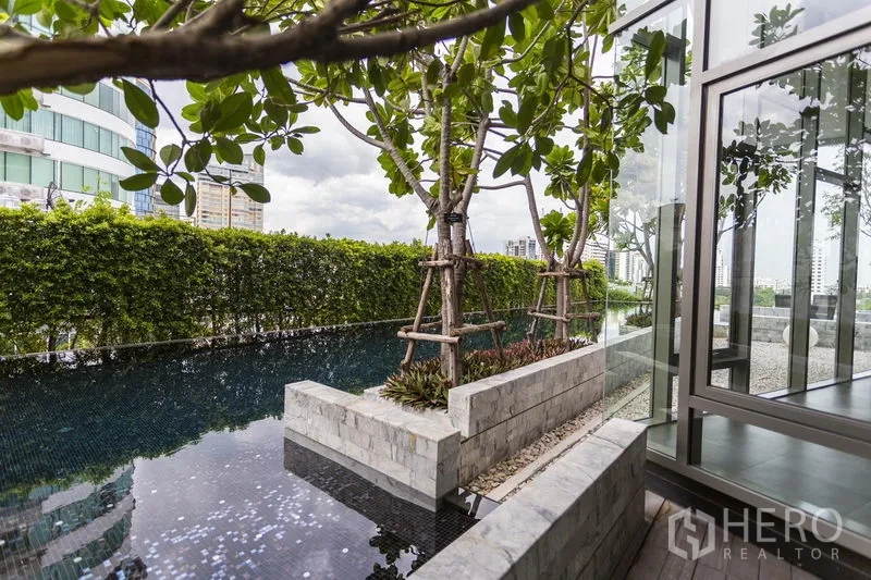 公寓 出租在Watthana, Bangkok - 公区景观水池与绿化花园，可赏城市景观。