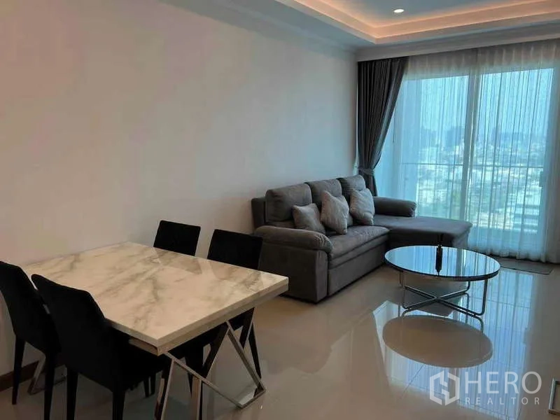 公寓 出租在Ratchathewi, Bangkok - 开放式客餐厅，大理石餐桌与沙发面向阳台。