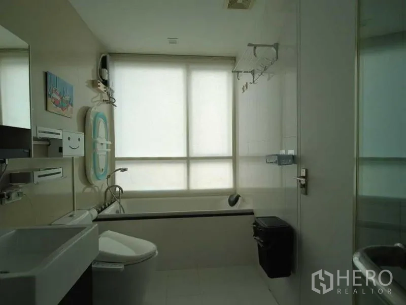 公寓 出租在Watthana, Bangkok - 浴室配浴缸、磨砂窗与齐全洁具