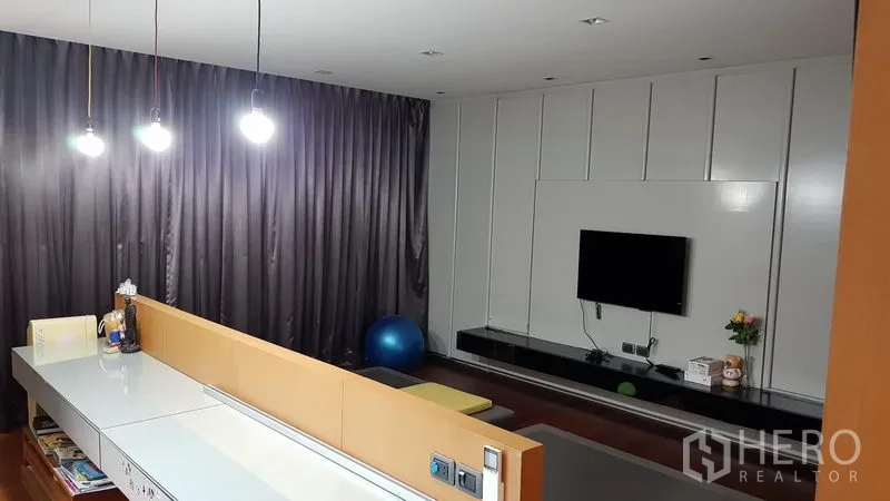 带办公室的家 出售在Wang Thonglang, Bangkok - 温馨影音休闲区，电视墙、长工作台与吊灯