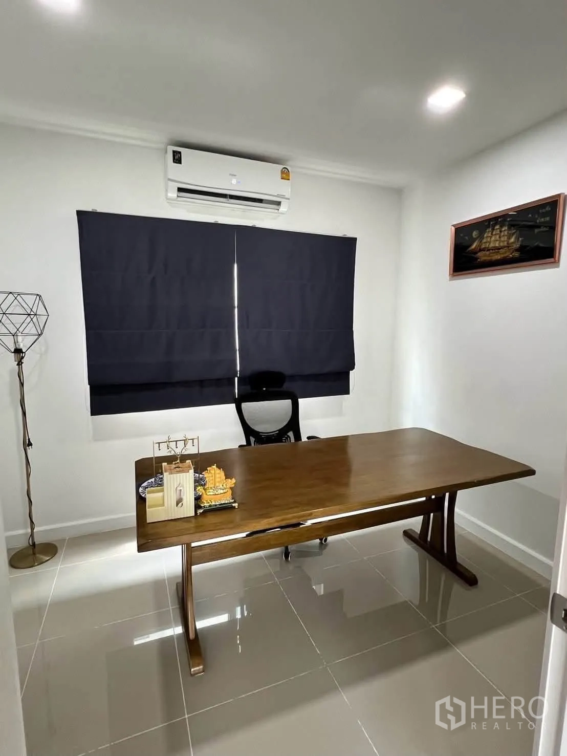 半独立式住宅 for rent in Prawet, Bangkok - 书房，木质大书桌、办公椅与空调