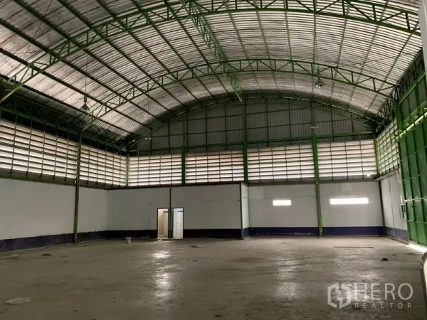 คลังสินค้า ให้เช่าในLam Luk Ka, Pathum Thani - ภายในโกดังโปร่ง เพดานโค้งโครงเหล็กสีเขียว มีช่องลมและพื้นคอนกรีต