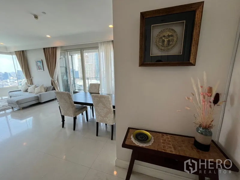 คอนโด ให้เช่าในPathum Wan, Bangkok - มุมทางเข้ามองสู่ห้องนั่งเล่นและรับประทานอาหารโปร่งสว่าง มีระเบียงและวิวเมือง